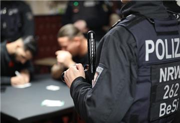  Ein Polizist steht in einer Gaststätte bei der Durchsuchung einer Glücksspielhalle. 