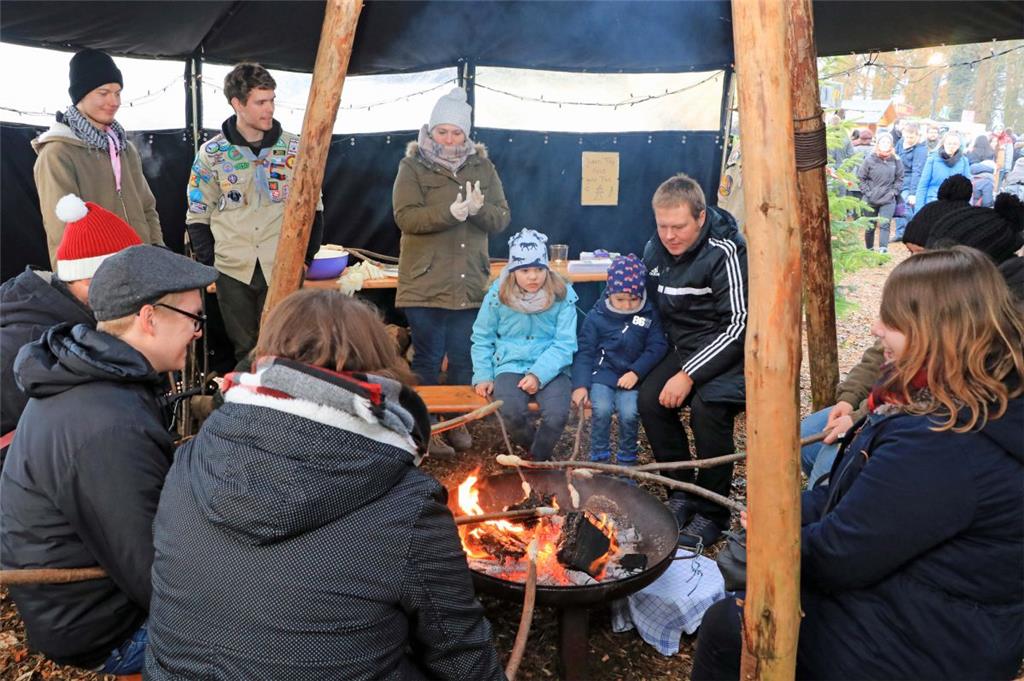 In Rüspel ist es selten so wuselig wie heute.  Foto: Hellwig
