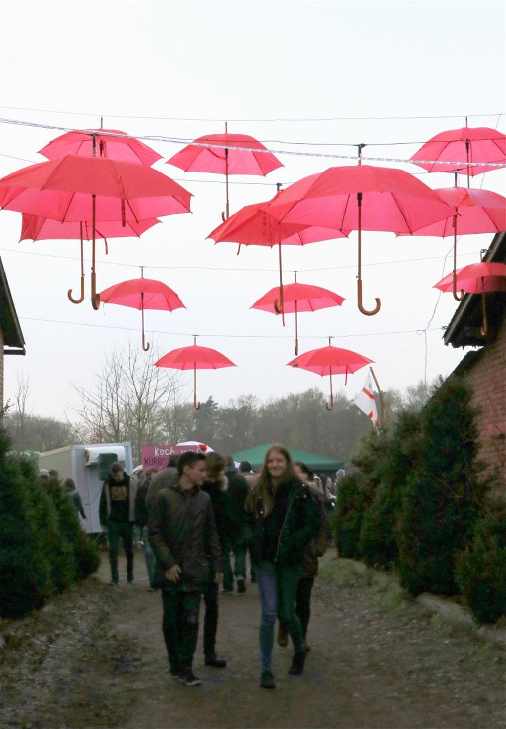 In Rüspel ist es selten so wuselig wie heute.  Foto: Hellwig