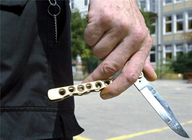 In Russland ist heute ein Mann mit einem Messer auf Passanten losgegangen.