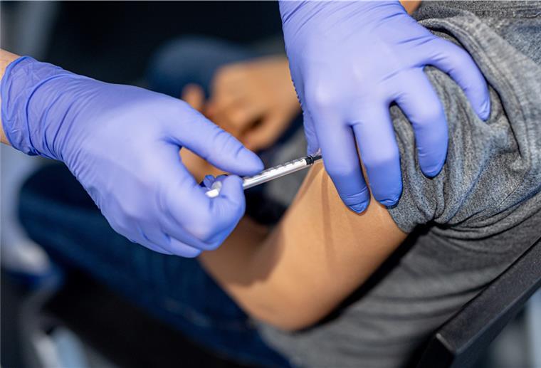 Mobiles Impfteam kommt nach Schiffdorf Ein Kind lässt sich im phaeno Wolfsburg gegen das Coronavirus impfen.