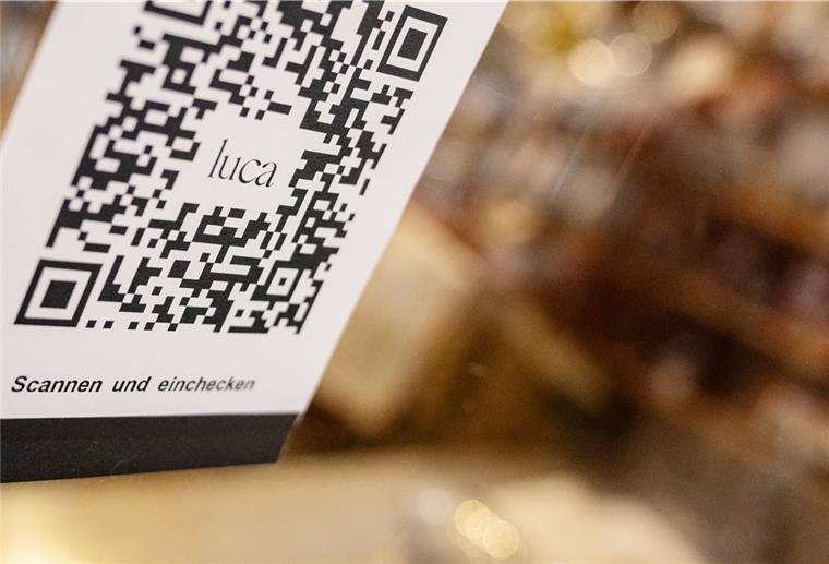 Schleswig-Holstein lässt Luca-Lizenz auslaufen Ein Barcode, der mit der Luca-App zur Kontaktnachverfolgung gescannt werden kann, hängt in einem Einzelhandelsgeschäft an einer Schutzscheibe.