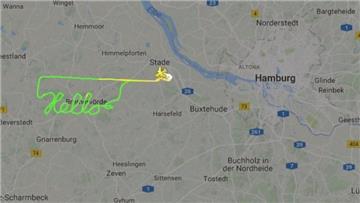 In schönster "Handschrift" hat der Pilot  seinen Kurs in den Himmel gemalt.