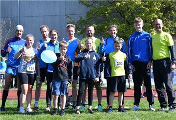 In Schortens zeigten (vorne von links) Kerstin Brader, Jona Wagner, Anneke Wachtendorf, Noah Wagner sowie (hinten von links) Simon Wagner, Fabian Aßmann, Tanja Lischewski, Torsten Bruns, André Diekmann, Jörg Brunkhorst und Tammo Doerner gute Leistungen. Rechts Trainer Stefan Doerner.