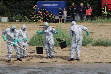 In Schutzanzügen übten die Einsatzkräfte das Reinigen des Strands.
