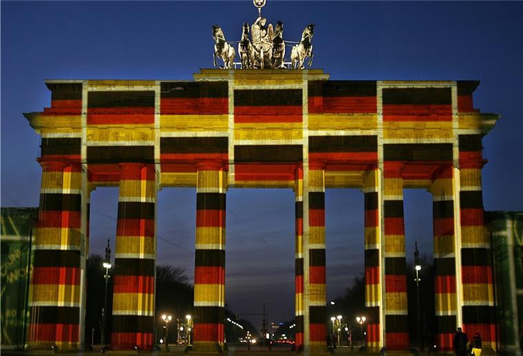 Tag der Einheit: Zwei Bremerhavener sind Botschafter In Schwarz-Rot-Gold erstrahlt das Brandenburger Tor - einst Symbol der Teilung Deutschlands.