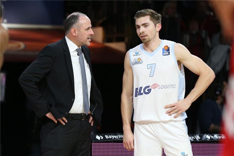 Michael Mai verliert mit den Eisbären bei seinem Trainerdebüt In seinem ersten Spiel als Eisbären-Headcoach konnte Michael Mai (links) die Niederlagenserie nicht stoppen. Adrian Breitlauch und Co. traten in München aber verbessert auf.