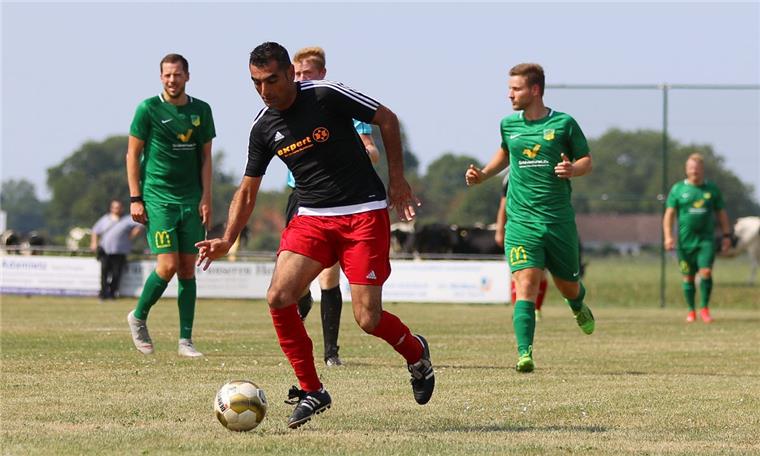 Ur-Esenshammer Bünyamin Kapakli wechselt zum TSV Abbehausen II In seinem letzten Spiel für Schwarz-Rot Esenshamm traf Bünyamin Kapakli (am Ball) am 28. Juli im Bezirkspokal auf den TSV Abbehausen.