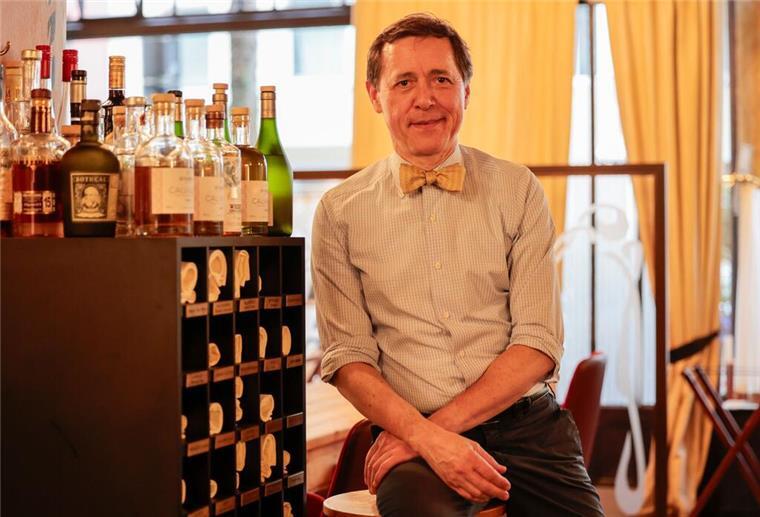 Handys vom Tisch! - So verhält man sich im Restaurant In seinem Restaurant hat Vincent Moissonnier nach französischer Sitte auch einen Schrank, in dem Stammgäste ihre Serviette in einem Fach deponieren können.