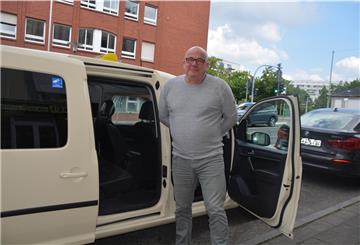 In seinem Taxi hat Gustav Klitsch, Geschäftsführer von Taxi Lloyd, eine Trennscheibe zwischen vorderer und hinterer Sitzbank eingebaut.