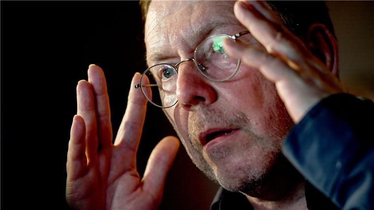Volksbühnen-Intendant René Pollesch gestorben In seinen Stücken gab es oft weder geradlinige Handlungen noch klassische Figuren.
