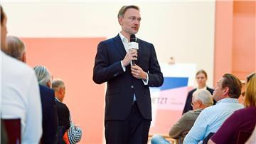 In seiner Funktion als amtierender Grünkohlkönig der Stadt Oldenburg nahm Lindner am Festumzug zum Kramermarkt teil.