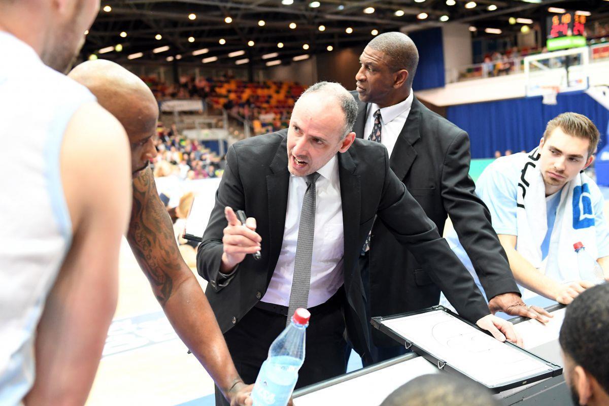 Trainer Mai kann sich Zukunft bei den Eisbären Bremerhaven vorstellen In seiner kurzen Zeit als Eisbären-Trainer hat Michael Mai (Mitte) einiges bewegt, auch wenn es nicht zum Klassenerhalt reichte. Ob der 44-Jährige in der ProA an Bord bleibt, ist noch nicht klar.