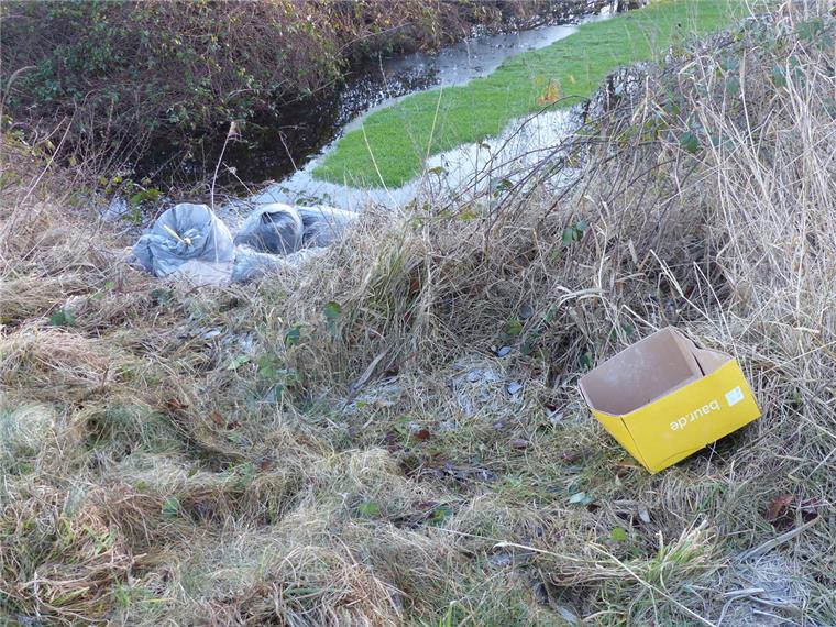 In Sellstedt haben Unbekannte mehrere Säcke mit Bauschutt illegal entsorgt. 