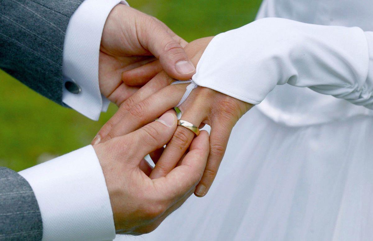 Zufall oder Trend? Kirchliche Hochzeiten boomen in Selsingen In Selsingen 2017 besonders häufig zu sehen: Ein Bräutigam streift bei der Trauung seiner Braut den Ehering über den Finger.