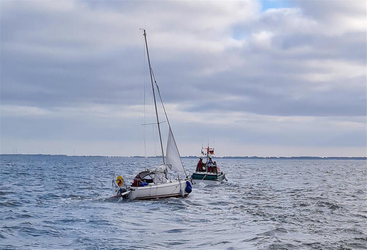 Dramatischer Einsatz! Segler vor Mellum aus lebensgefährlicher Lage gerettet Ein Schiff der Seenotrettung geleitet in Segelboot in den sicheren Hafen.