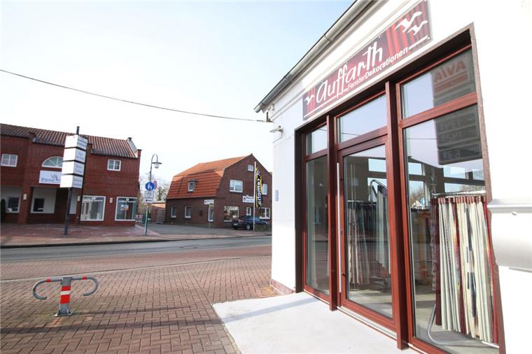 Räumchen-wechsel-dich in der Burhaver Ortsmitte In Sichtweite ihres früheren Kaufhauses (links) eröffnen Volker und Susanne Auffarth jetzt ihr neues Heimtextilgeschäft. In das frühere Kaufhaus zieht der Sanitärbetrieb Menzel, der aktuell noch in dem Gebäude in der Mitte des Fotos ansässig ist.