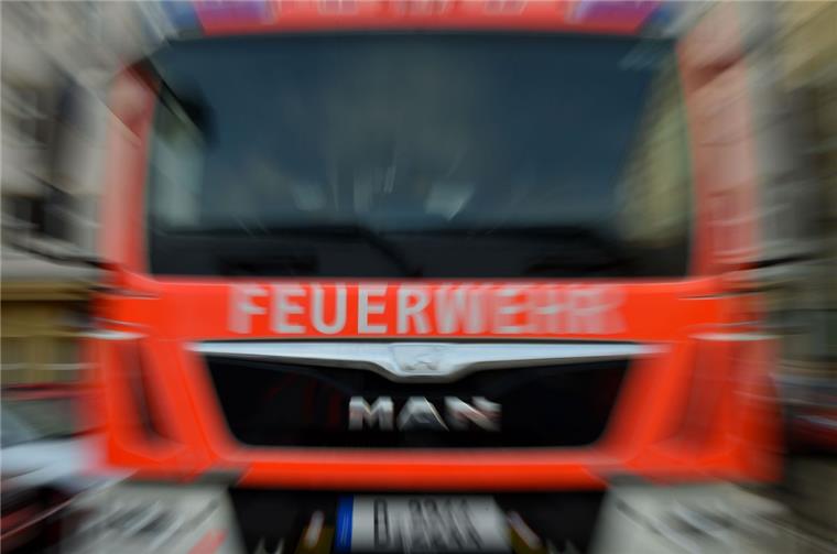 Sittensen: Feuerwehr rettet Wohnhaus vor den Flammen In Sittensen brannte Sonntagabend ein Schuppen. Die Feuerwehr konnte ein Übergreifen der Flammen auf das benachbarte Wohnhaus verhindern.