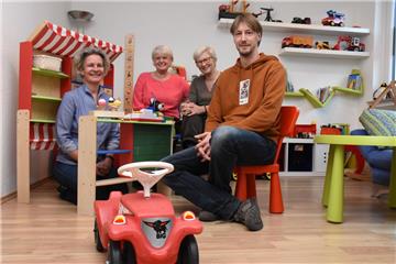 In so einem Spielzimmer des Kinderschutzbundes finden die Treffen der Familien statt. Silke Germershausen, Sigrid Jahns, Edda Urban und Björn Linder (von links) hoffen auf Verstärkung fürs Team.