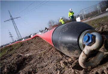 In solchen Rohren, durch die die Kabel verlaufen, soll der Strom transportiert werden.