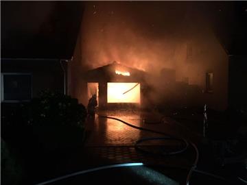 In Spaden sind eine Garage und ein angrenzendes Einfamilienhaus abgebrannt.