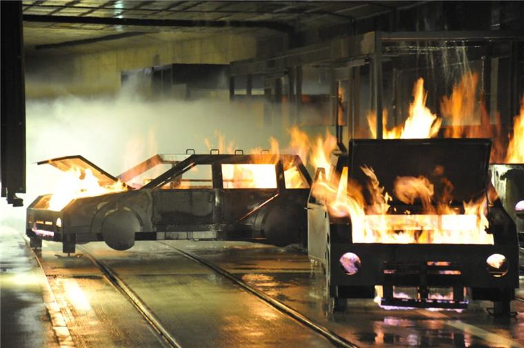 Bremerhaven: So lernt die Feuerwehr Brandbekämpfung im Hafentunnel In speziellen Tunneln in der Schweiz trainiert die Bremerhavener die unterirdische Brandbekämpfung.