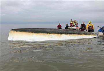 Männer mit Boot an einem Flusslauf