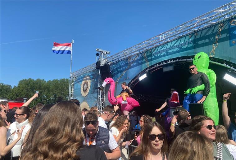Ausnahmezustand in Steinau: Tausende Besucher feiern beim Frühtanz Zahlreiche Menschen tanzen auf einer Wiese.