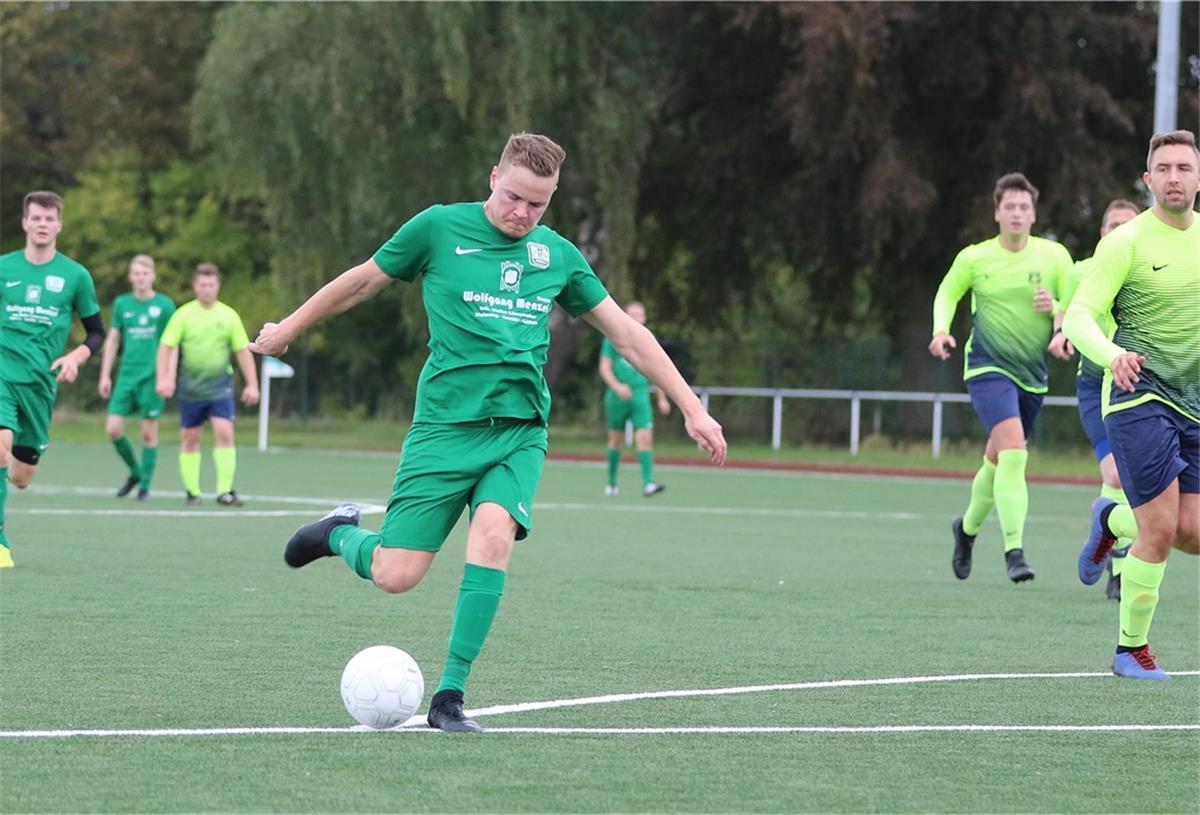 In Stollhamm sollen bald wieder Liga-Spiele stattfinden können. Bislang finden Heimspiele der Spielgemeinschaft TSG Burhave/FC Stollhamm (grünes Trikot) immer in Burhave statt. Foto: Schlack 