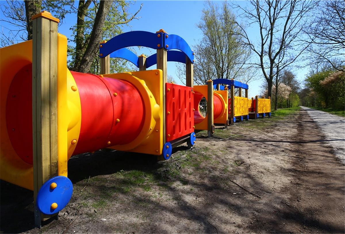 In Stollhamm steht eine Attraktion der Strecke für die kleinen Gäste bereit: Eine Spiellok soll an die ursprüngliche Funktion des Bahndamms erinnern.
