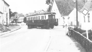 In Stotel fuhr die Bahn mitten durch den Ort, wie auf dem Foto von 1964.
