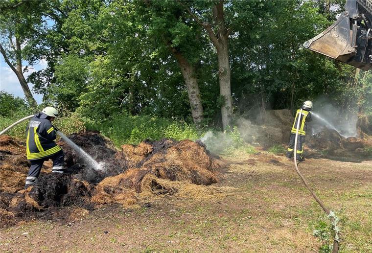 In Stotel haben rund 30 Heuballen gebrannt.