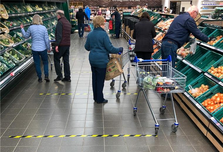 In Supermärkten muss man einen Sicherheitsabstand einhalten.