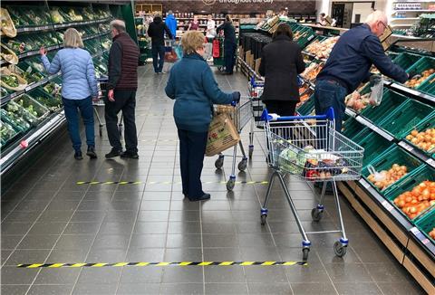 In Supermärkten muss man einen Sicherheitsabstand einhalten.