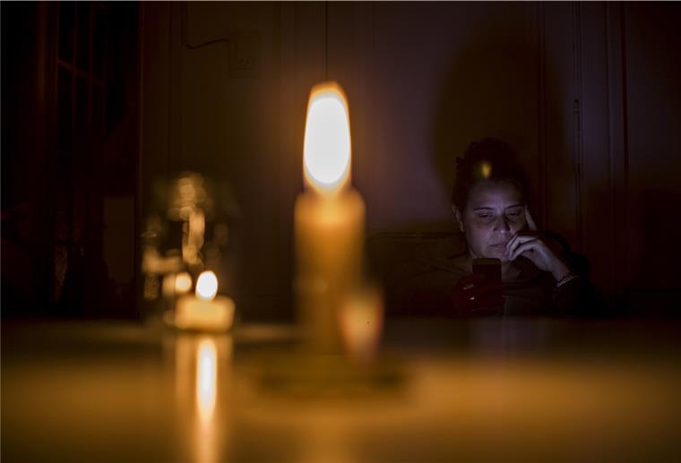Stromausfall in Teilabschnitten der Hafenstraße Eine Kerze brennt