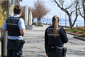 In Überlingen am Bodensee kontrollieren zwei Polizisten die normalerweise sehr gut besuchte und aktuell gesperrte Uferpromenade.