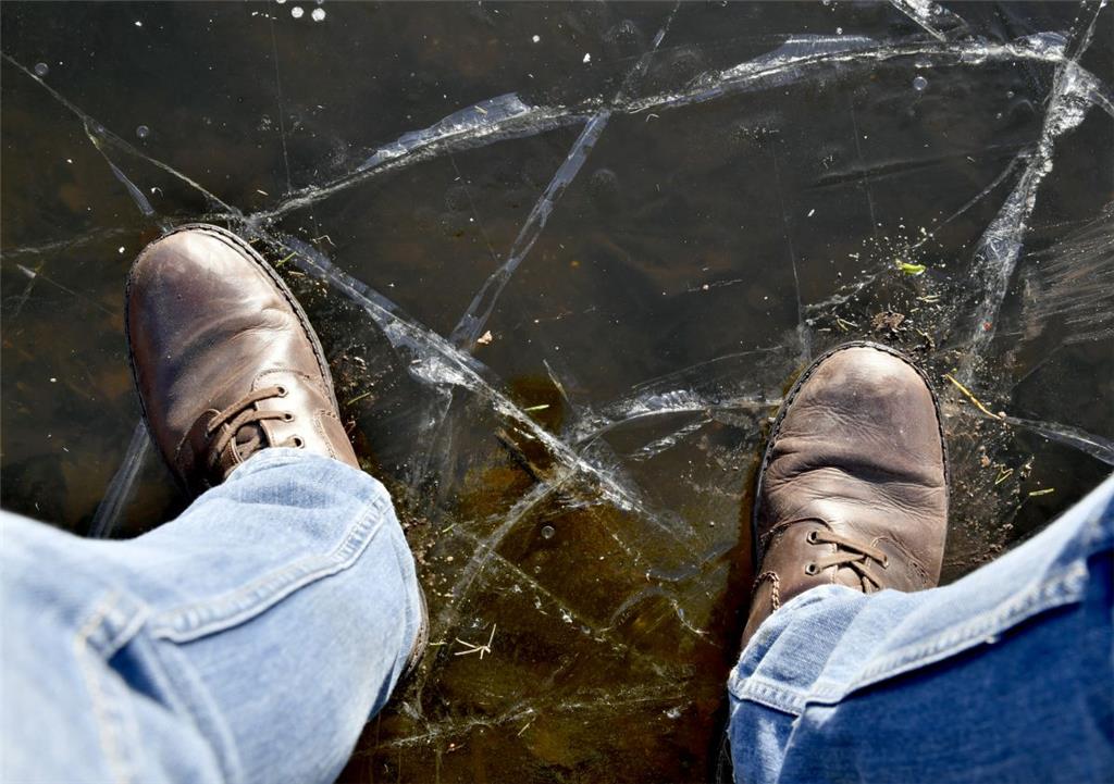 In Ufernähe trägt das Eis auf dem Bootsteich bereits. 