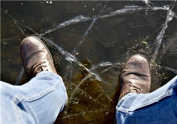 In Ufernähe trägt das Eis auf dem Bootsteich bereits. 