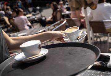 Zwei Tassen mit Kaffee in der Außengastronomie.