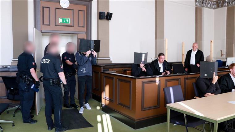 Brandstifter-Prozess: Die drei jungen Männer sind oft ziellos umhergefahren