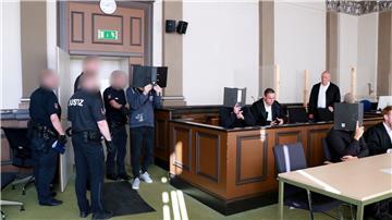 In Verden stehen die drei mutmaßlichen Brandstifter aus dem Landkreis Rotenburg vor Gericht. Am 5. September wird der Prozess fortgesetzt.