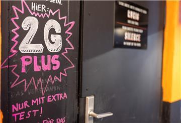 «Hier: 2G PLUS - Nur mit extra Test!» steht auf einem Schild 
