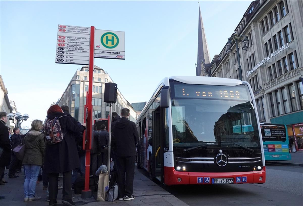 In vielen Großstädten wie in Hamburg fahren schon seit Jahren Serien-Elektrobusse im Linienverkehr. Nun will auch Bremen die Flotte umrüsten. 