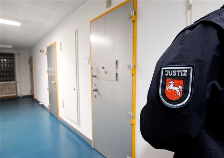 In vielen niedersächsischen Gefängnissen wird der Platz knapp. Besonders voll sind die Justizvollzugsanstalten in Sehnde, Hannover, Celle, Oldenburg und Bremervörde. 