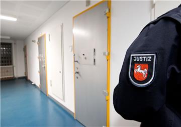 In vielen niedersächsischen Gefängnissen wird der Platz knapp. Besonders voll sind die Justizvollzugsanstalten in Sehnde, Hannover, Celle, Oldenburg und Bremervörde. 