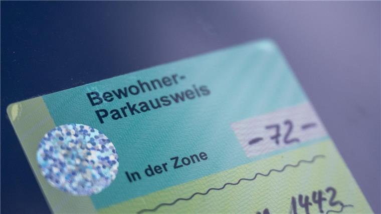 In vielen Orten ist der Anwohner-Parkausweis aus Sicht der Deutschen Umwelthilfe zu günstig. (Archivbild)