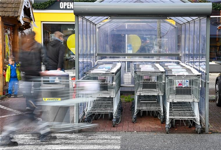 Einschränkungen beim Einkaufen: So reagiert der Einzelhandel In vielen Supermärkten wird der Einlass zukünftig wieder nur mit Einkaufswagen möglich sein