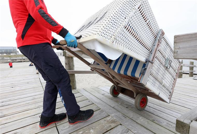 So machen sich die Nordsee-Urlaubsorte bereit für den Touristen-Ansturm zu Ostern Mitarbeiter der Tourismuszentrale bringen die ersten Strandkörbe der Saison an den Nordseestrand.
