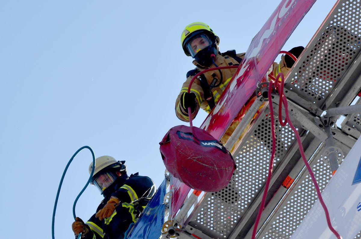 Seestadtfest: 453 Retter messen sich bei der Firefighter Combat Challenge In voller Montur mussten die Retter die Firefighter Combat Challenge auf dem Seestadtfest absolvieren.