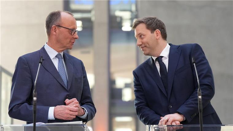 In vorderster Reihe dabei: Lars Klingbeil (rechts) ist nur einer von vielen Niedersachsen, die mit am Verhandlungstisch sitzen. (Archivbild)